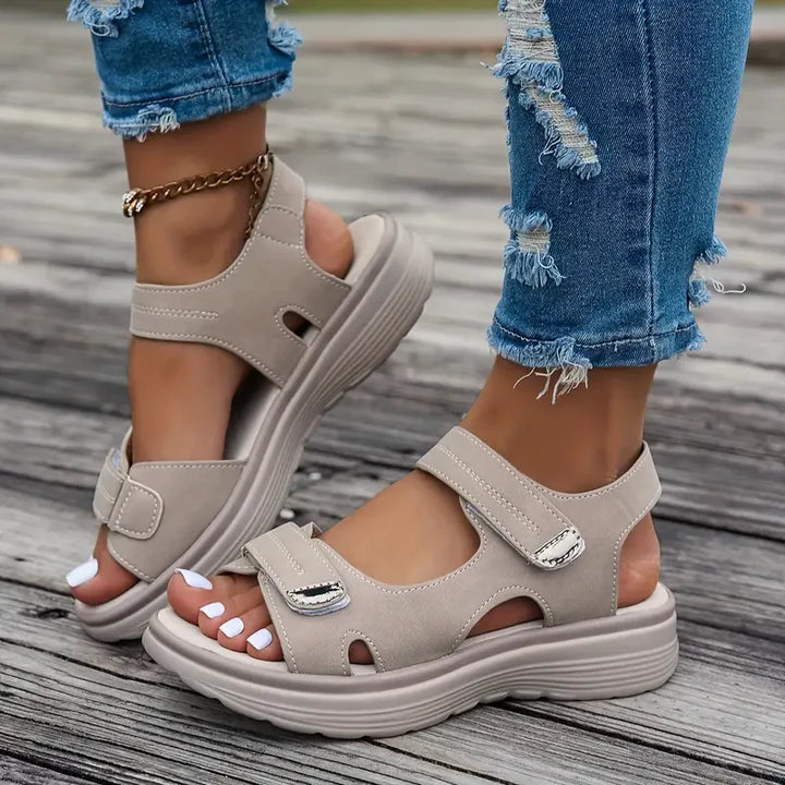 Alia™ | Bekväma Kilklackssandaler