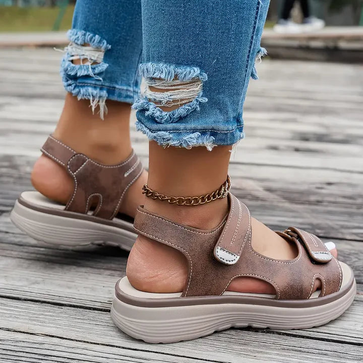 Alia™ | Bekväma Kilklackssandaler
